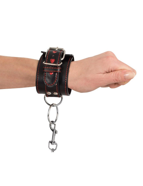 Kajdanki BDSM Black Kitty - poliuretan, czarne z przeszyciami i czerwonymi serduszkami, 17-27 cm